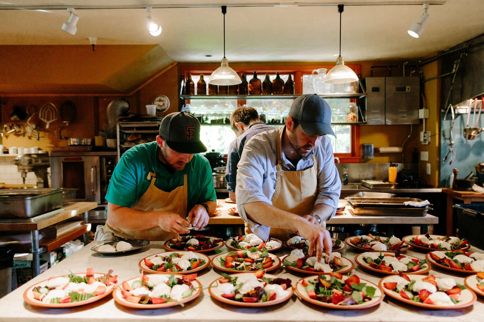 无能的丈夫创始团队在专业厨房中工作